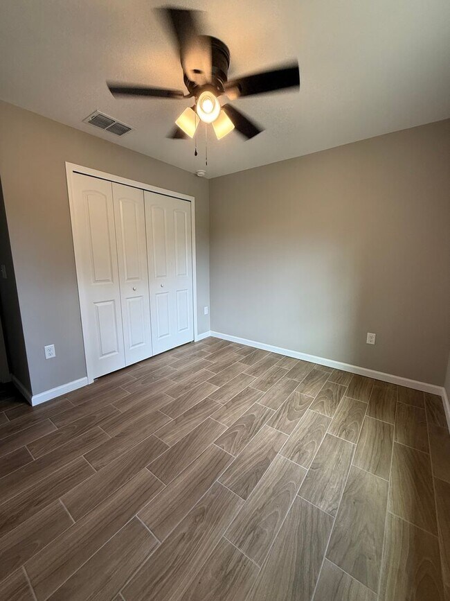 Building Photo - 277 Oak Ln Cir
