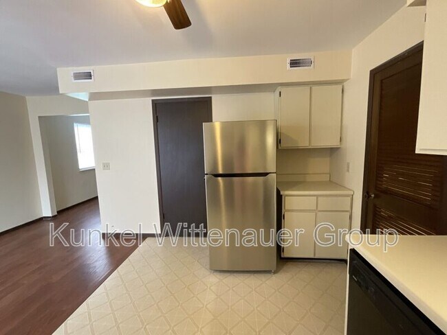 Building Photo - 102 Kingsway Dr