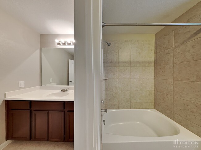 Building Photo - 1327 Tamarack Dr