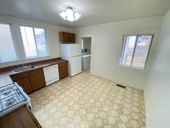 Building Photo - Advent - Low Deposit Home W/ Backyard!