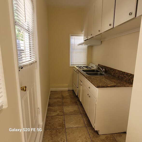 Kitchen - 1422 Orizaba Ave