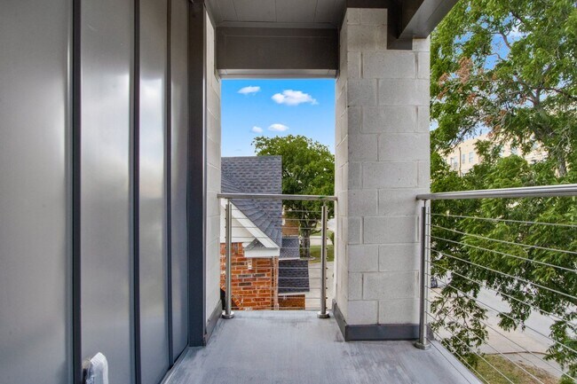 Building Photo - ** MOVE IN SUMMER 6/28/2028 **  4 Bedroom 4.5 Bathroom Very Short walk to TCU campus