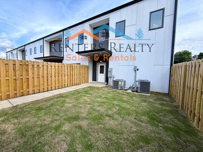 Building Photo - Stunning 2 Bedroom with Courtyard