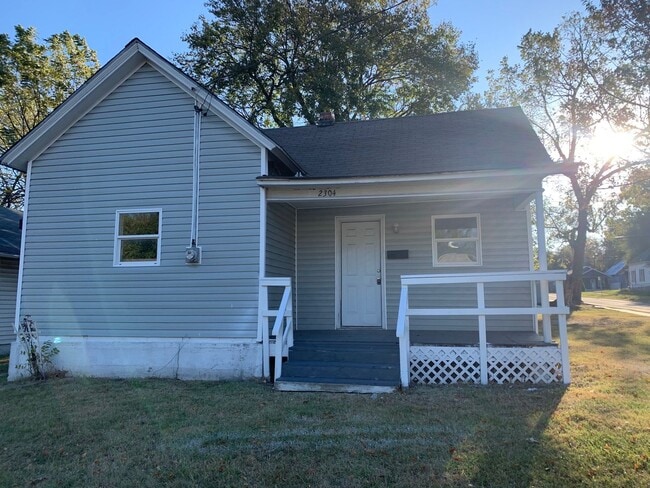Building Photo - Available now  2 bedroom 1 bathroom home