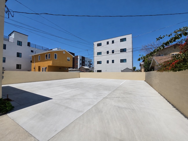 Building Photo - 1349 W 35th Pl