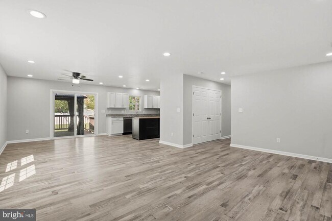 Building Photo - 283 Shorewood Dr