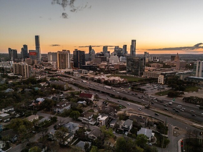 Building Photo - 1502 Waller St