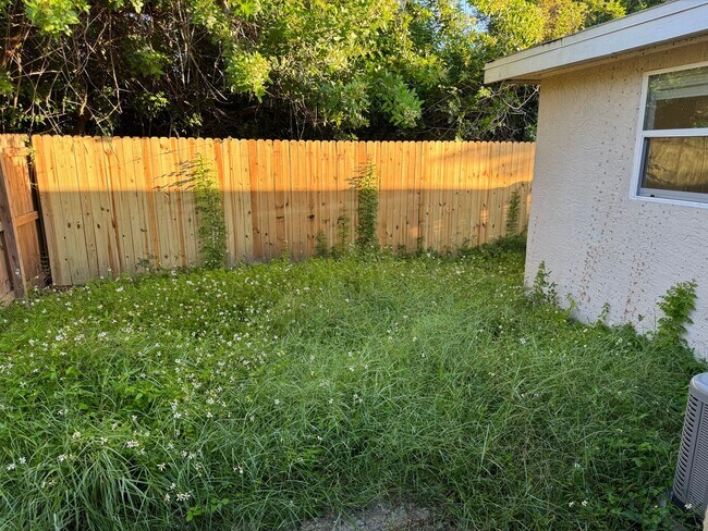 Building Photo - Spacious 3-Bedroom, 2-Bath Triplex – Clean...