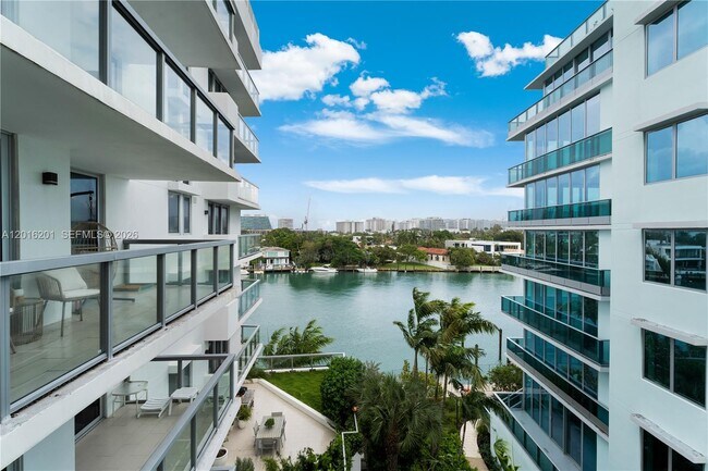 Building Photo - 9261 E Bay Harbor Dr