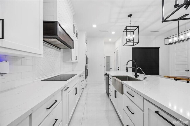 Building Photo - 1615 Lago Delton