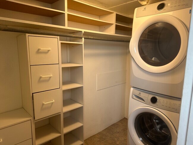 Building Photo - 4334 Ocean Dr