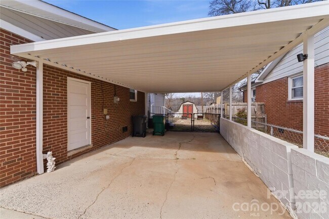 Building Photo - 4000 Fieldcrest Rd