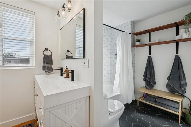 Building Photo - 3024 N Sawyer Ave