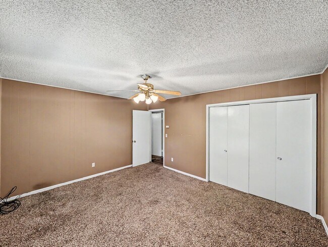 Building Photo - 16 Evesham Ln