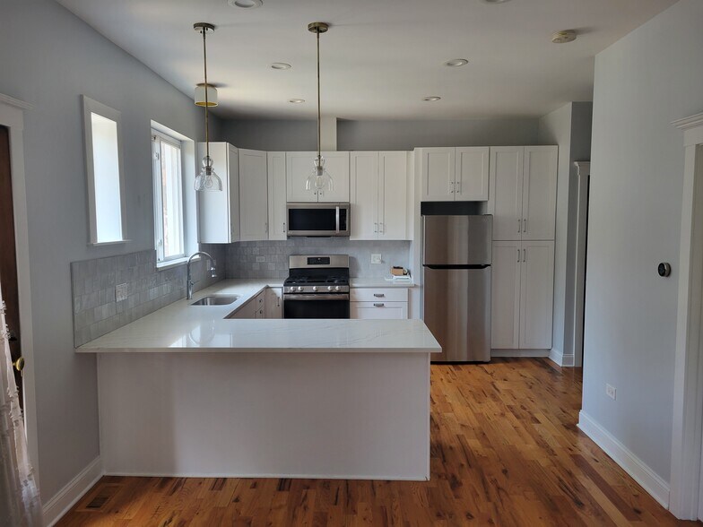 Building Photo - 3405 S Lituanica Ave