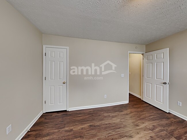 Building Photo - 1401 Buckingham Pl