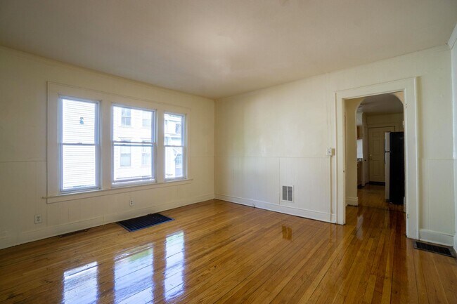 Building Photo - Spacious 3 Bedroom Flat With Off-Street Pa...