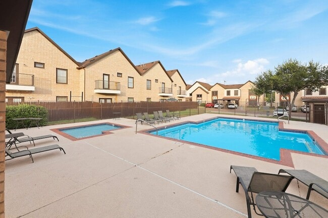 Building Photo - 2445 Monarch Dr