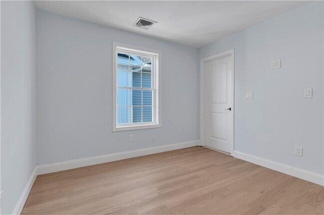 Building Photo - 10 Anthony Ave