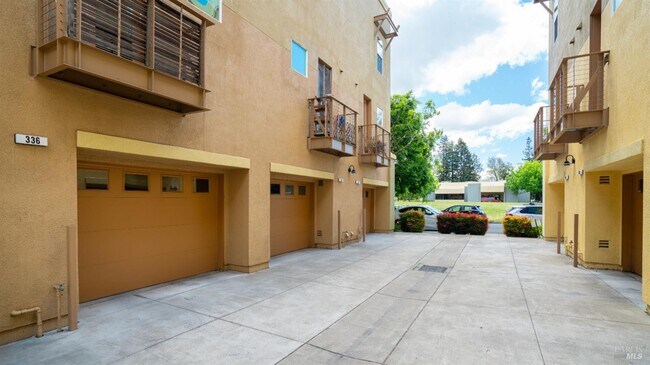 Building Photo - 336 City Center Dr