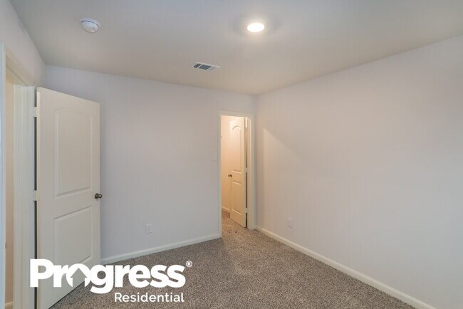 Building Photo - 325 Ridgeland Oak Dr