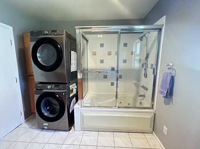 En Suite Bathroom - 1344 N Fairview St