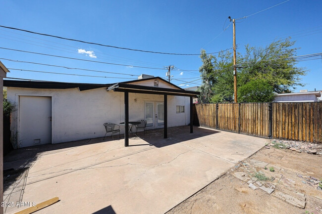 Building Photo - 1614 E Roma Ave