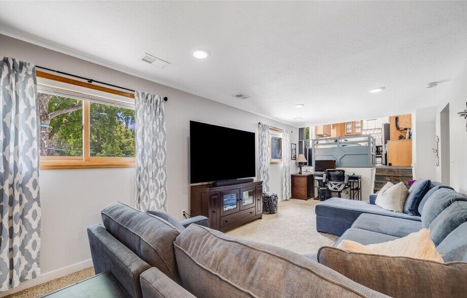 Building Photo - 7370 Devinney Ct