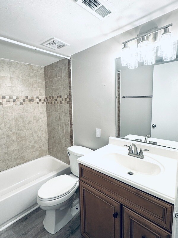 Building Photo - 1208 Schaub Dr