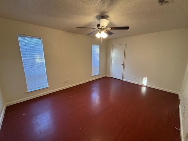 Building Photo - Cute little duplex in Hurst off of Pipelin...