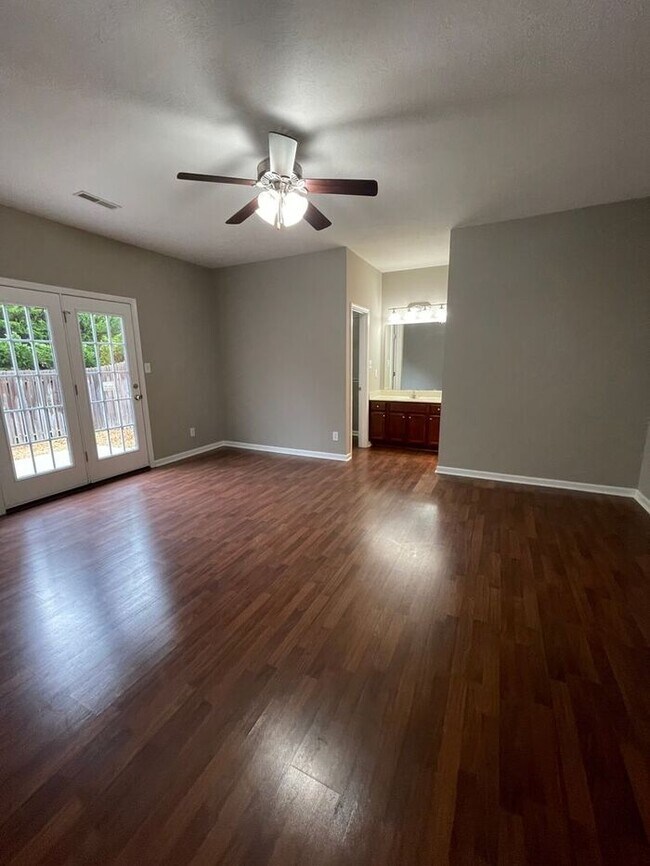 Building Photo - 2 bed, 2 bath, 2 car garage ranch style home in N. Knoxville