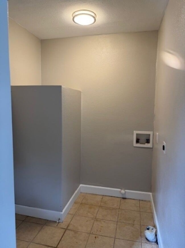 Building Photo - Charming Home