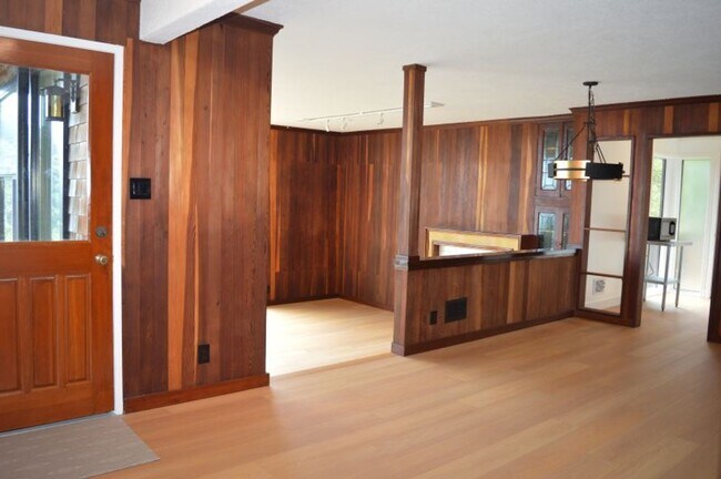 Building Photo - Pros127-129