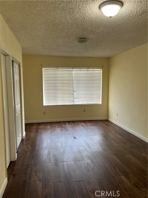 Building Photo - 924 N Quince Ave