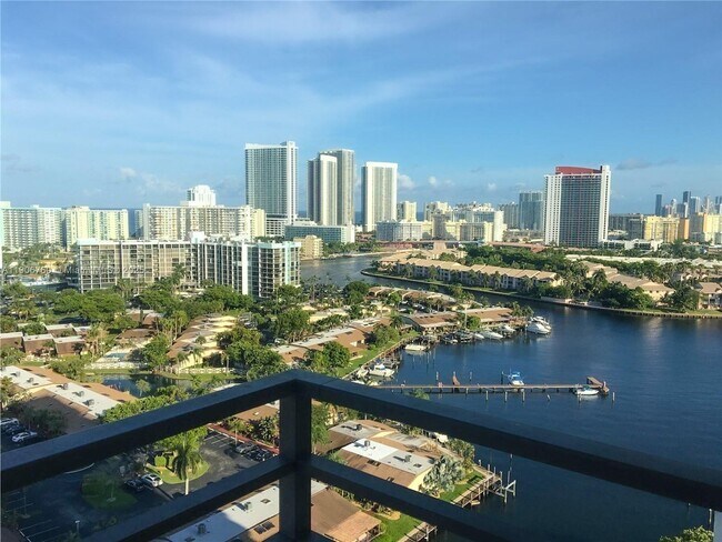 Building Photo - 2500 Parkview Dr