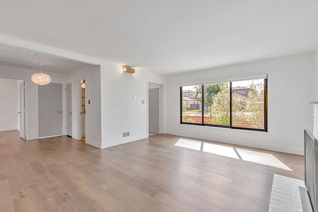 Building Photo - Remodeled Home in near Downtown Mountain View