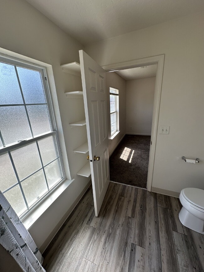 Building Photo - Upper Level 2 Bedroom 1 Bath Apartment