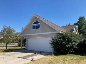 Building Photo - Spacious 5 Bedroom Home