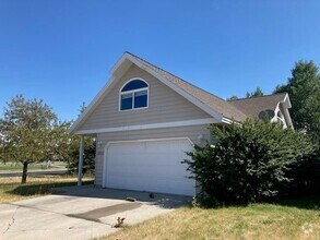 Building Photo - Spacious 5 Bedroom Home