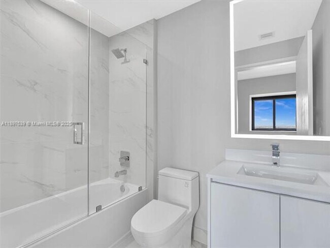 Building Photo - 700 NE 24th St