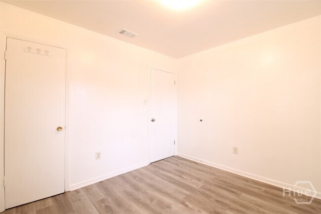 Building Photo - 1204 E Anderson St