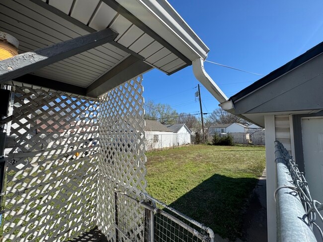 Building Photo - Grove