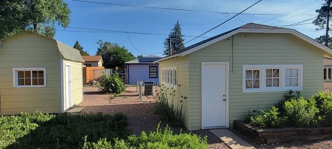 Building Photo - 2 bedroom 1 bath home with garage