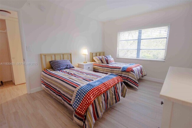 Building Photo - 2751 N Palm Aire Dr