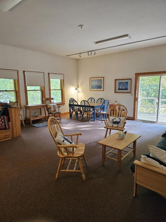 Building Photo - 378 Commercial St