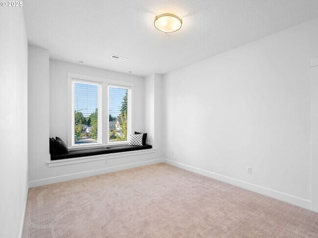 Building Photo - 9010 SW Inez St