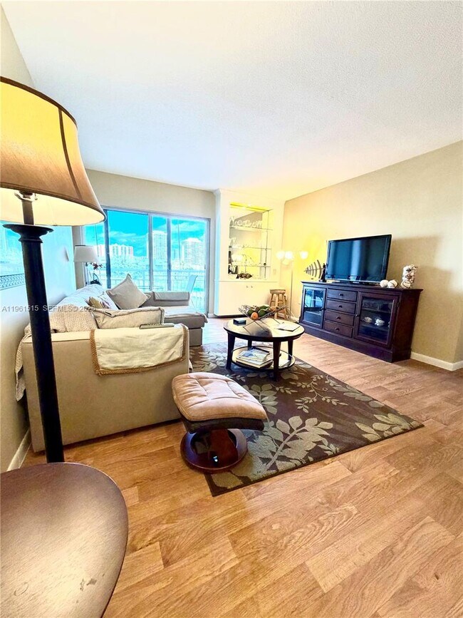 Building Photo - 400 Kings Point Dr