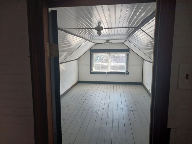 Building Photo - NEWLY REMODELED 3BED 1 BATH