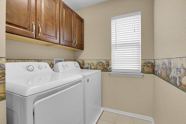 Building Photo - Amazing 5-bedroom, 3-bath, 2 car garage in...