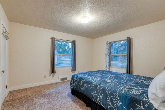 Building Photo - Fully Furnished 3BD + Den/2BA, Convenientl...
